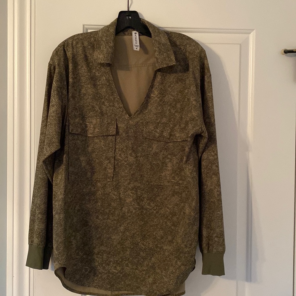Athleta long sleeved pullover top size M